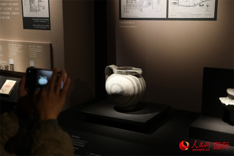 參觀者在拍攝。4月14日，來(lái)自希臘伊拉克利翁考古博物館的文物在故宮博物院展出。（人民網(wǎng) 張澤宇攝）