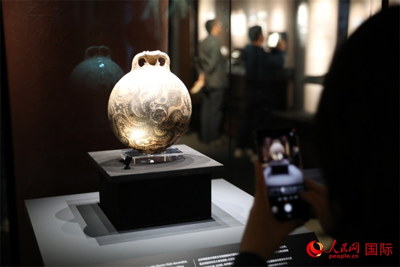 參觀者在拍攝。4月14日，來(lái)自希臘伊拉克利翁考古博物館的文物在故宮博物院展出。（人民網(wǎng) 張澤宇攝）