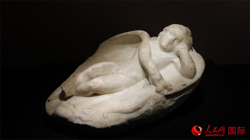 沉睡的厄洛斯大理石浮雕。4月14日，來(lái)自希臘伊拉克利翁考古博物館的文物在故宮博物院展出。（人民網(wǎng) 張澤宇攝）