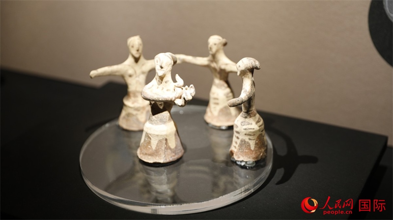 舞蹈者與音樂(lè)家雕塑群像。4月14日，來(lái)自希臘伊拉克利翁考古博物館的文物在故宮博物院展出。（人民網(wǎng) 張澤宇攝）