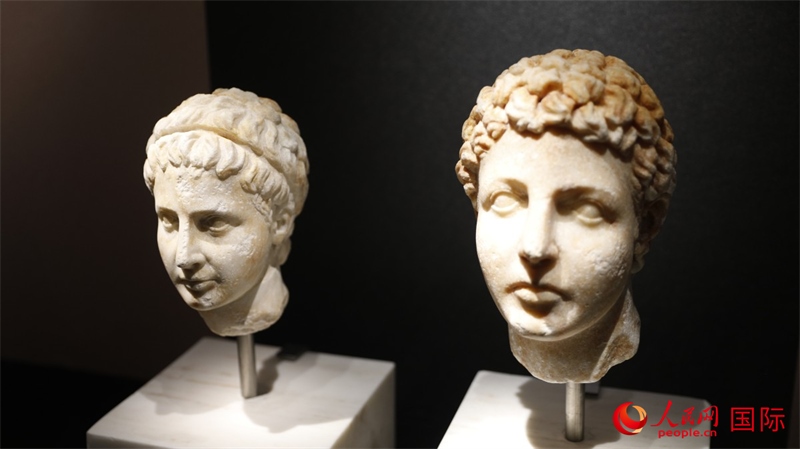 兄弟大理石頭像。4月14日，來(lái)自希臘伊拉克利翁考古博物館的文物在故宮博物院展出。（人民網(wǎng) 張澤宇攝）