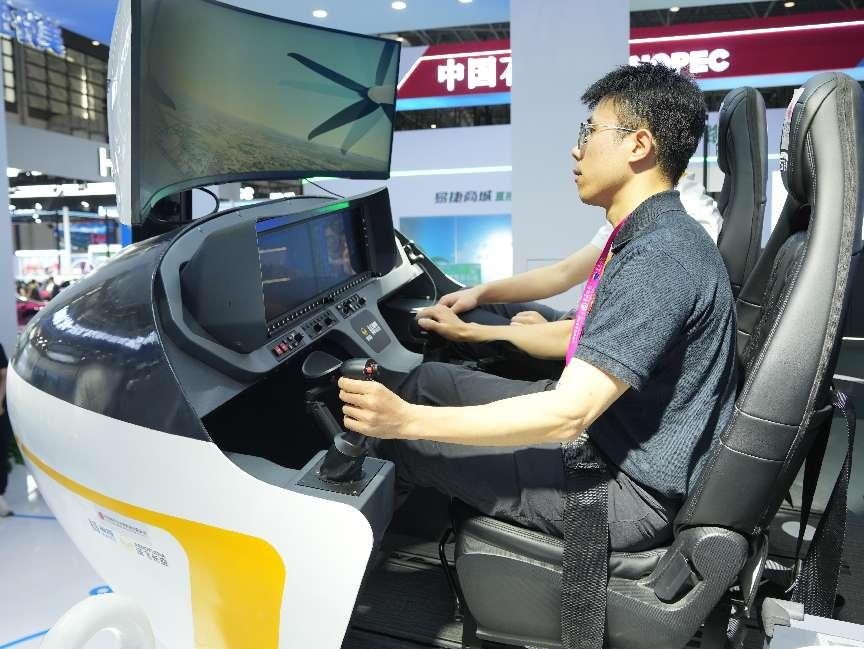 記者體驗(yàn)低空經(jīng)濟(jì)的應(yīng)用消費(fèi)場(chǎng)景。人民網(wǎng)記者 張力洋攝