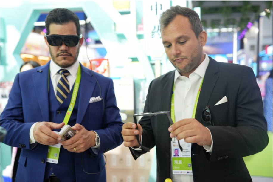 觀展嘉賓體驗(yàn)科技消費(fèi)新產(chǎn)品。中國國際消費(fèi)品博覽會(huì)組委會(huì)網(wǎng)上新聞中心供圖