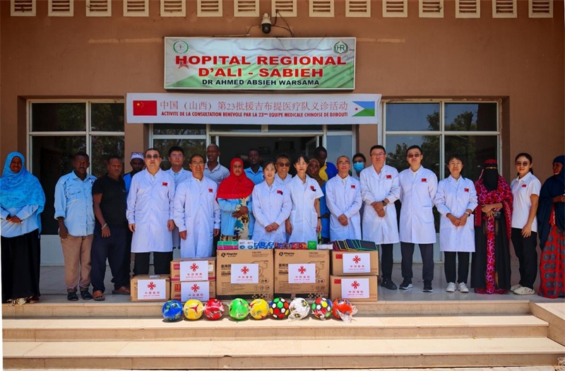 中國（山西）第23批援吉布提醫(yī)療隊在當?shù)亻_展義診，并捐贈一批急需藥品。中國（山西）第23批援吉布提醫(yī)療隊供圖