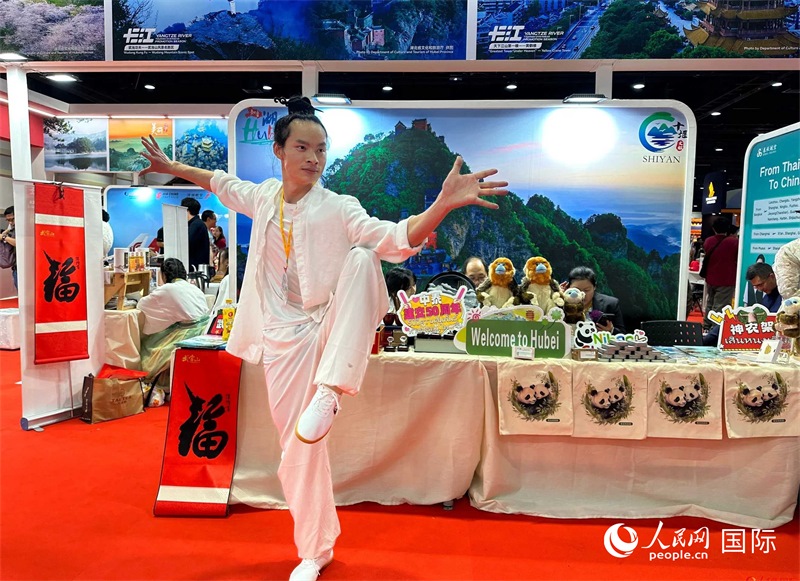 中國(guó)武當(dāng)功夫走進(jìn)東南亞，以精湛的武藝和飄逸的身姿詮釋中國(guó)武術(shù)的精髓。人民網(wǎng)記者 簡(jiǎn)承淵攝