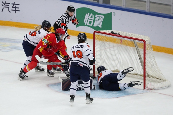 中國隊球員曲樂(左二)破門得分。圖片來源：中國冰球協(xié)會 此役中國隊首發(fā)陣容是詹佳慧、于柏巍、孔明會、趙啟男、曲樂、方新。比賽進行至2分43秒，荷蘭隊率先取得進球，1:0領先。失球后的中國隊打得更加積極主動，多次獲得射門機會，但可惜沒有破門得分。 第二節(jié)39分34秒，中國隊曲樂在王佳欣和孔明會的助攻下破門，將比分扳平，這也是中國隊在本屆賽事中取得的首個進球。 末節(jié)43分42秒，荷蘭隊球員勾人犯規(guī)，被判罰任意球。中國隊張夢瑩執(zhí)行并打進，2:1反超比分。最后階段，荷蘭隊撤下守門員，場上6人進攻但未能進球。最終，中國隊以2:1逆轉戰(zhàn)勝對手，取得本屆世錦賽首場勝利。 在昨日進行的另外兩場比賽中，奧地利隊3:2力克斯洛伐克隊，法國隊2:1戰(zhàn)勝丹麥隊。三輪比賽過后，奧地利隊三戰(zhàn)全勝領跑積分榜，斯洛伐克隊和法國隊2勝1負分列二、三位，丹麥隊和中國隊1勝2負排在四至五位，荷蘭隊三戰(zhàn)皆負積分墊底。