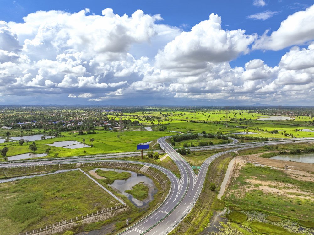 2024年9月25日在柬埔寨磅士卑省拍攝的金港高速公路（無人機照片）。連接柬埔寨首都金邊和最大深水海港西哈努克港的金港高速公路，是中柬共建“一帶一路”標(biāo)志性項目。