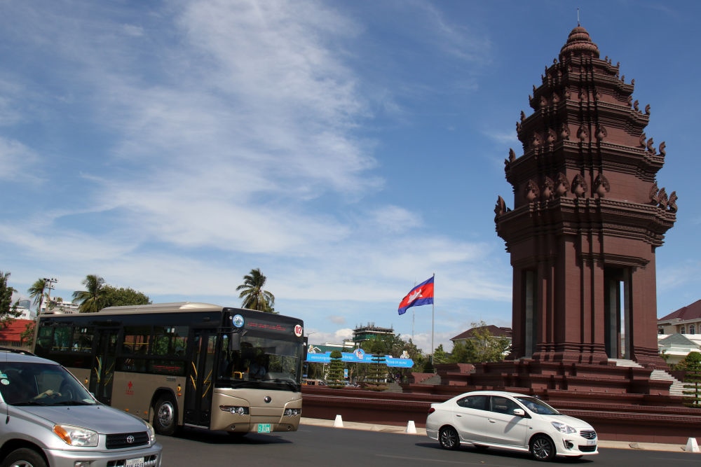 2018年1月5日，在柬埔寨金邊，一輛中國援助的“宇通”公交車經(jīng)過獨立紀(jì)念碑。