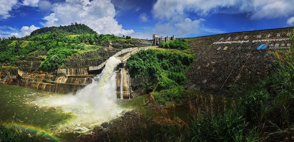 2018年6月22日在柬埔寨戈公省拍攝的中國援柬額勒賽水電站上大壩。