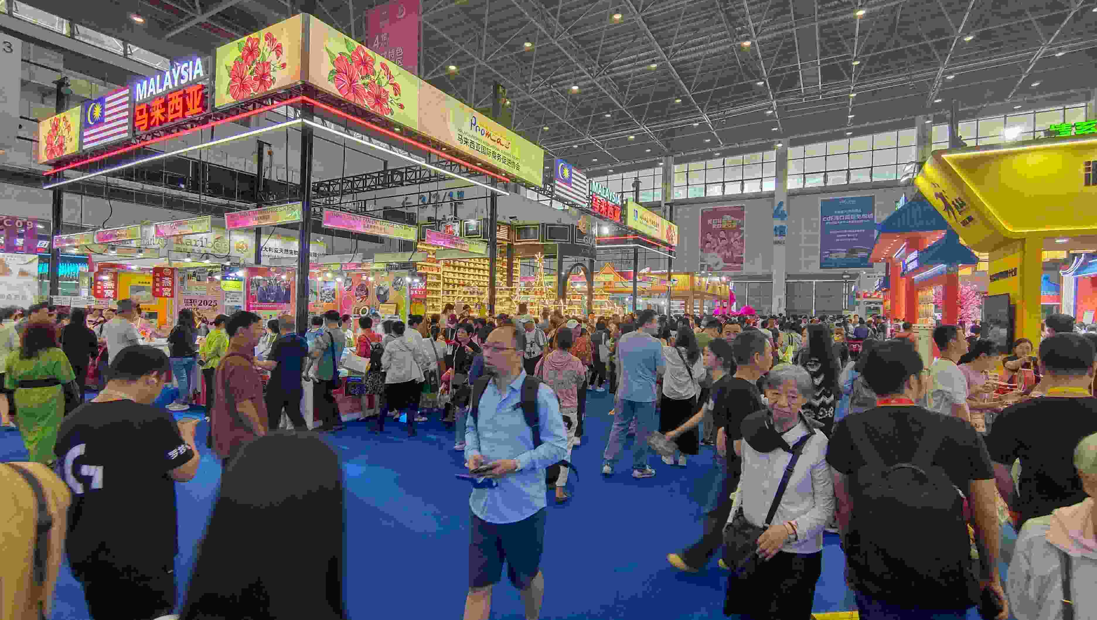 消博會(huì)迎來(lái)公眾開(kāi)放日，眾多市民、客商來(lái)到展館參觀、購(gòu)物。人民網(wǎng)記者 李彤?dāng)z