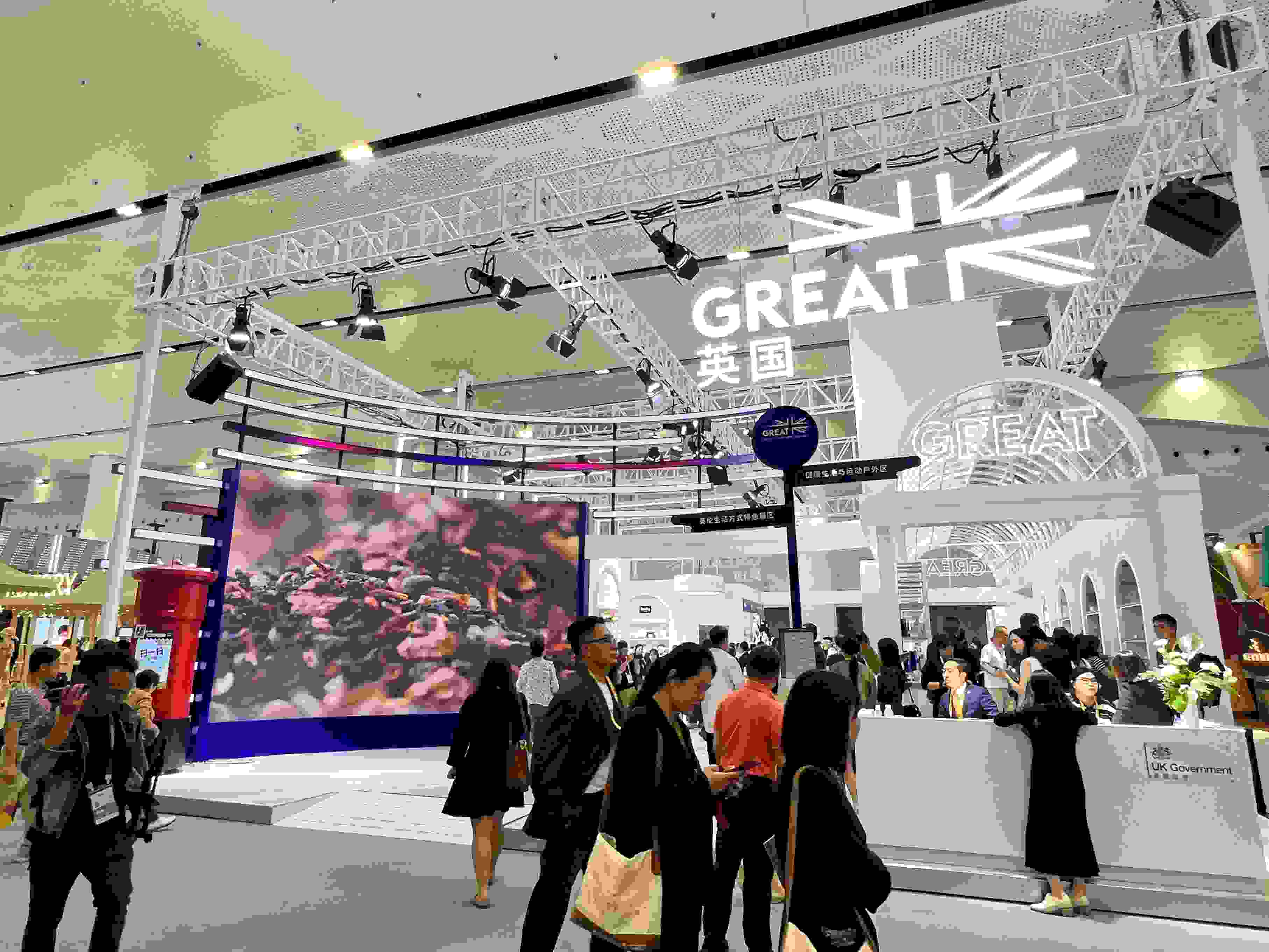 在消博會(huì)上，主賓國(guó)英國(guó)國(guó)家館開(kāi)館。人民網(wǎng)記者 趙瞳攝