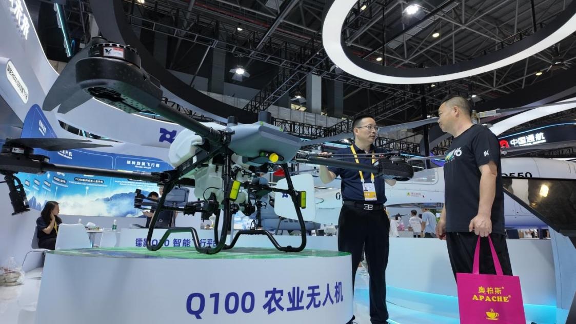 低空經(jīng)濟(jì)展區(qū)展出的農(nóng)業(yè)無(wú)人機(jī)裝備。人民網(wǎng) 歐陽(yáng)易佳攝