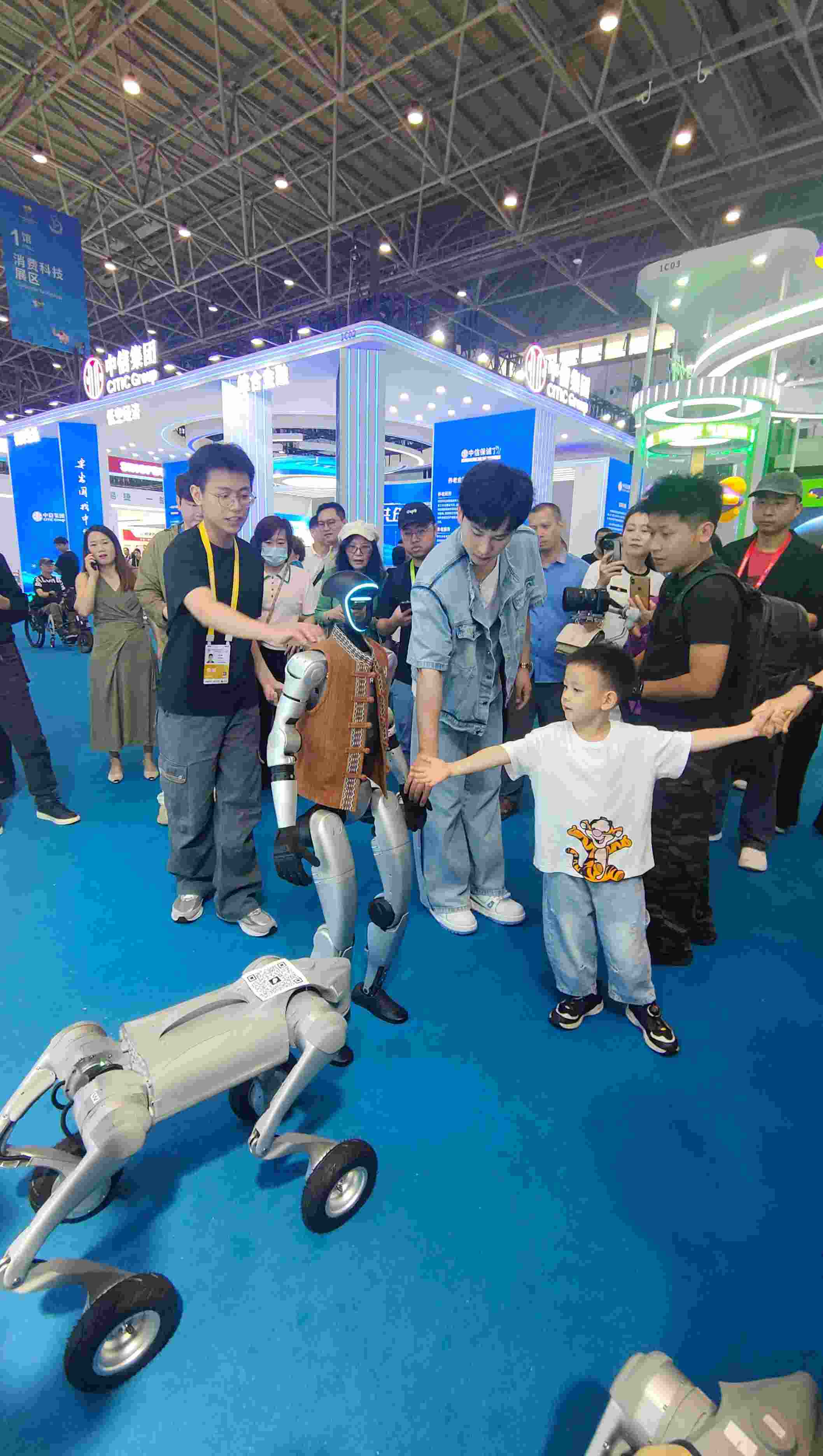 消博會(huì)現(xiàn)場(chǎng)，機(jī)器人等科技消費(fèi)產(chǎn)品吸引觀展者駐足。人民網(wǎng)記者 李彤?dāng)z