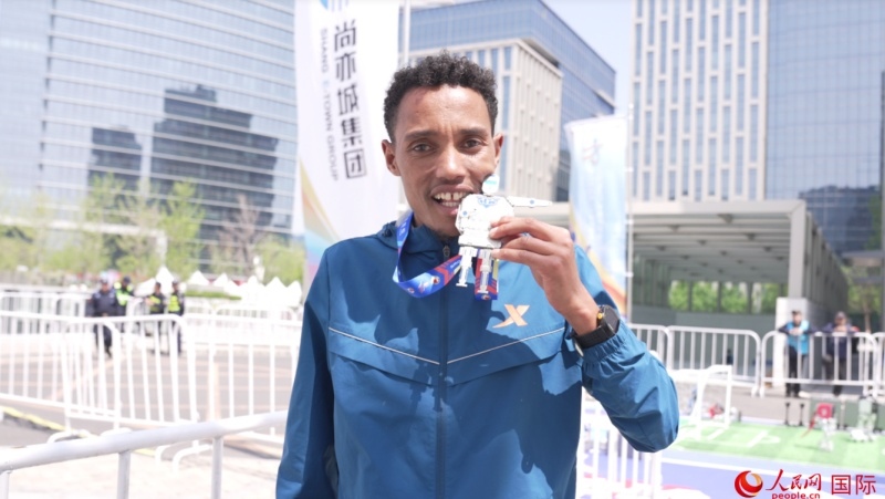 埃塞俄比亞選手圖魯·亞雷德·德梅克獲得本次大賽男子組亞軍。人民網(wǎng)記者 袁蒙攝