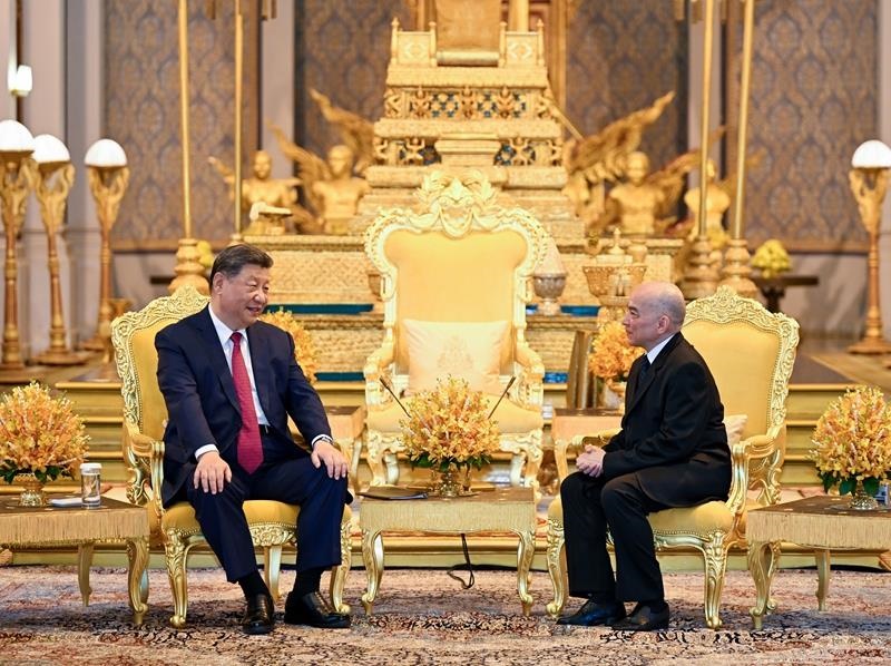 4月17日，柬埔寨國王西哈莫尼同習(xí)近平主席在金邊王宮舉行會(huì)見。