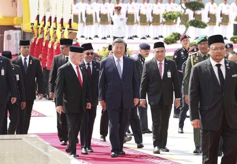 4月16日，馬來西亞最高元首易卜拉欣在馬來西亞國家王宮廣場(chǎng)為習(xí)近平主席舉行隆重歡迎儀式。