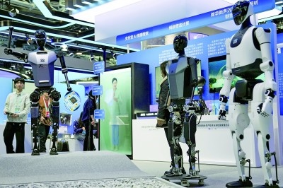 3月27日，在中關(guān)村展示中心常設(shè)展上，人形機器人“天工”向參觀者招手示意。新華社記者 鞠煥宗攝