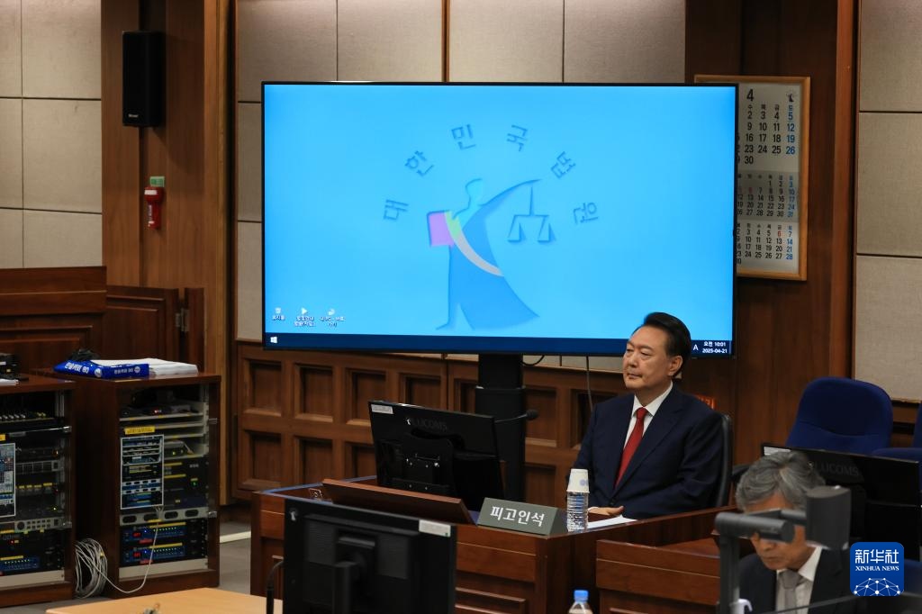 4月21日，尹錫悅在韓國首爾中央地方法院出席庭審。新華社/紐西斯通訊社