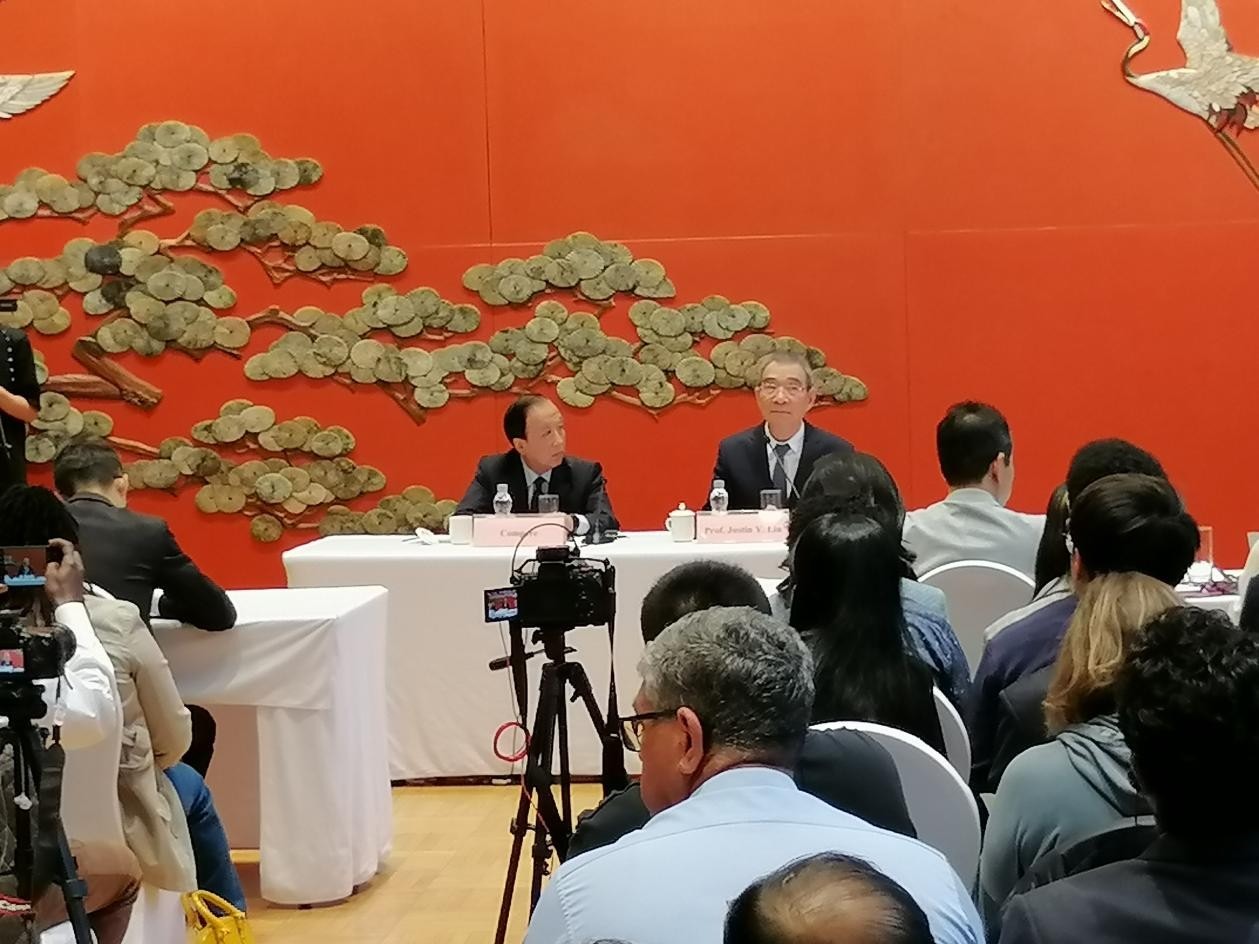 圖為21日舉行的“臨甲7號(hào)沙龍”，林毅夫（右一）在回答中外媒體記者的提問。 人民網(wǎng)記者 李瀟攝