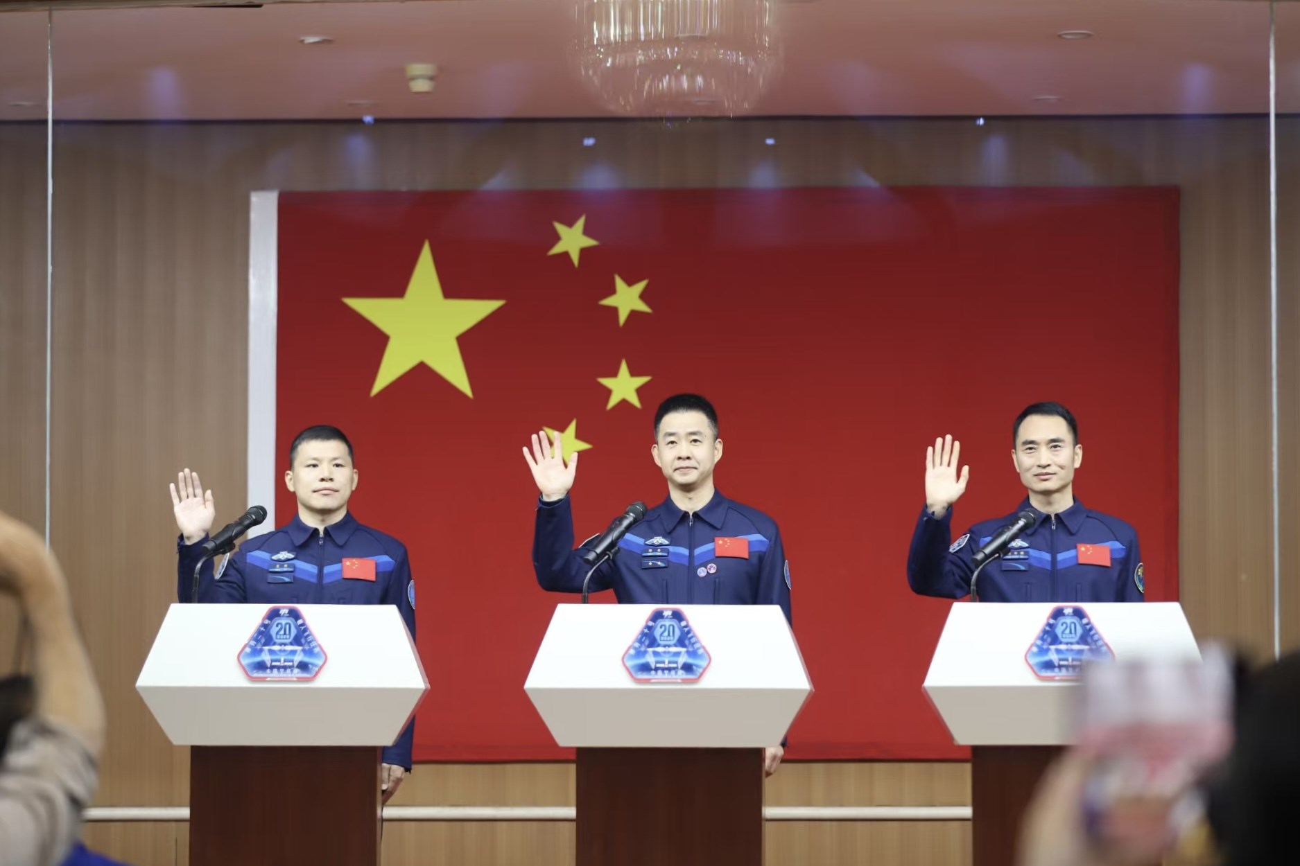 4月23日，神舟二十號航天員乘組在酒泉衛(wèi)星發(fā)射中心問天閣與中外媒體記者集體見面。人民網(wǎng)記者 黃帆攝