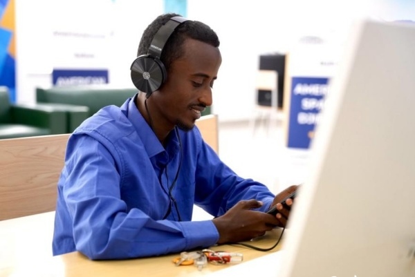 在明亮現(xiàn)代的信息技術閱覽室，當?shù)刈x者正在沉浸式學習，塔里克·易卜拉欣攝