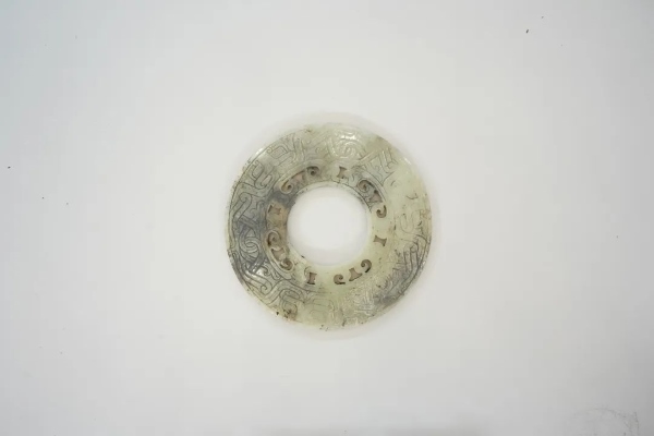 武王墩一號(hào)墓出土的鏤孔玉璧。全國(guó)十大考古新發(fā)現(xiàn)活動(dòng)辦公室供圖