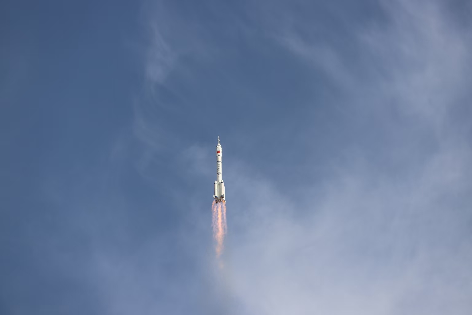 長征二號(hào)F遙二十運(yùn)載火箭點(diǎn)火發(fā)射。人民網(wǎng)記者 黃帆攝