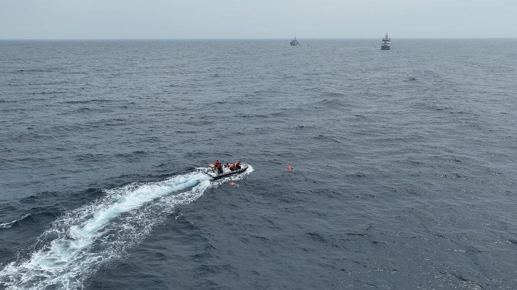 4月23日，中越海警開展海上聯(lián)合搜救演練，模擬營救落水人員。（中國海警供圖）