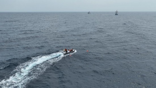 4月23日，中越海警開展海上聯合搜救演練，模擬營救落水人員。（中國海警供圖）