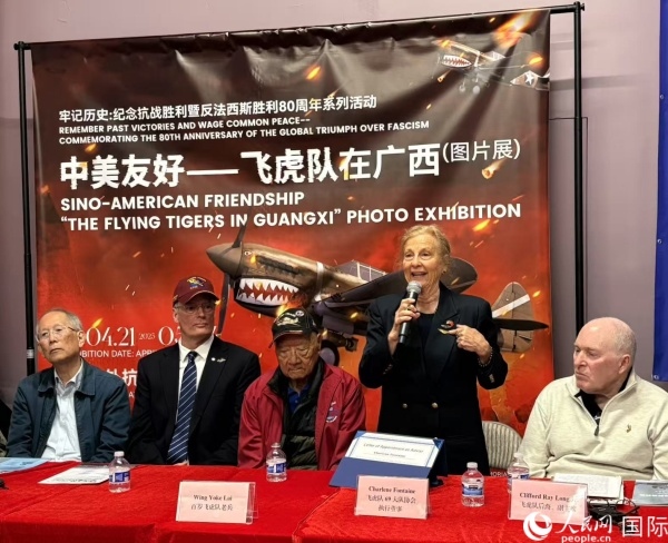 飛虎隊老兵后裔在現(xiàn)場分享父輩的歷史，正在發(fā)言者為夏琳·芳汀 人民網(wǎng)記者 鄧圩攝