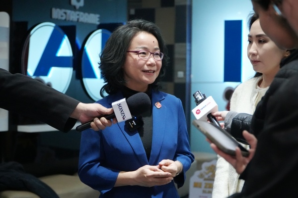 沈敏娟大使接受中蒙主流媒體采訪。中國駐蒙古國使館供圖