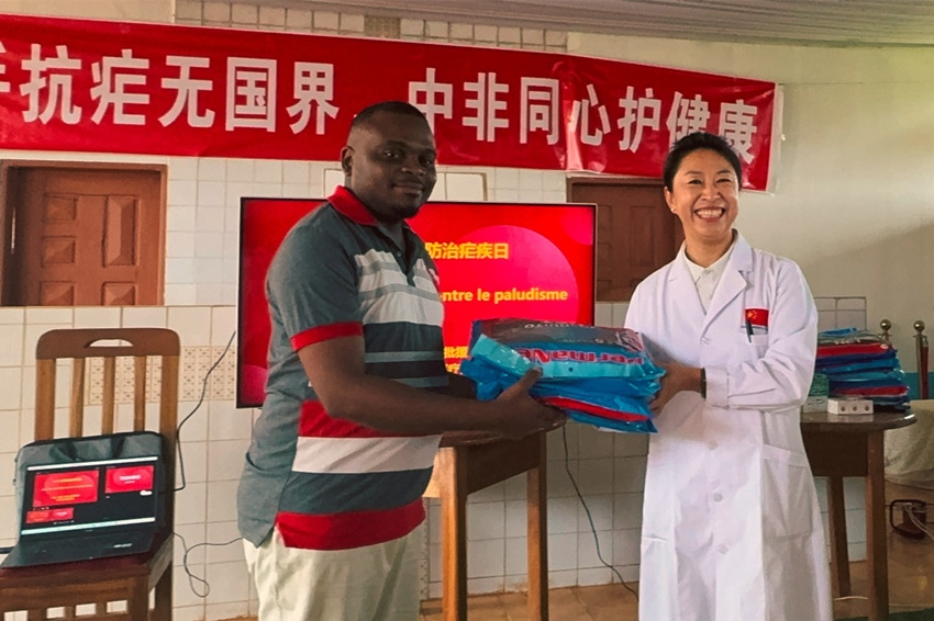 【3】贈(zèng)送抗瘧物資。中國(guó)（山西）第24批援喀麥隆姆巴爾馬尤醫(yī)療隊(duì) 供圖