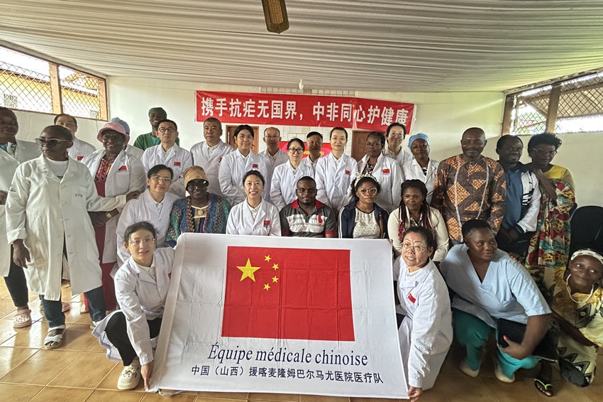 【4】圖為活動(dòng)結(jié)束后的合影。中國(guó)（山西）第24批援喀麥隆姆巴爾馬尤醫(yī)療隊(duì) 供圖
