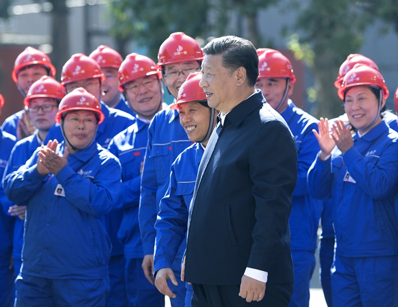 2018年9月26日，在中國一重集團，習(xí)近平總書記走到工人中間，同大家親切交流。