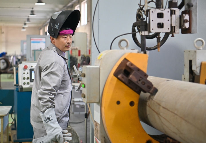 在中石化第四建設(shè)有限公司工匠學(xué)院，全國(guó)人大代表、中石化第四建設(shè)有限公司工匠學(xué)院焊接教練張振連操作自動(dòng)焊機(jī)（2025年2月21日攝）。新華社記者 孫凡越 攝