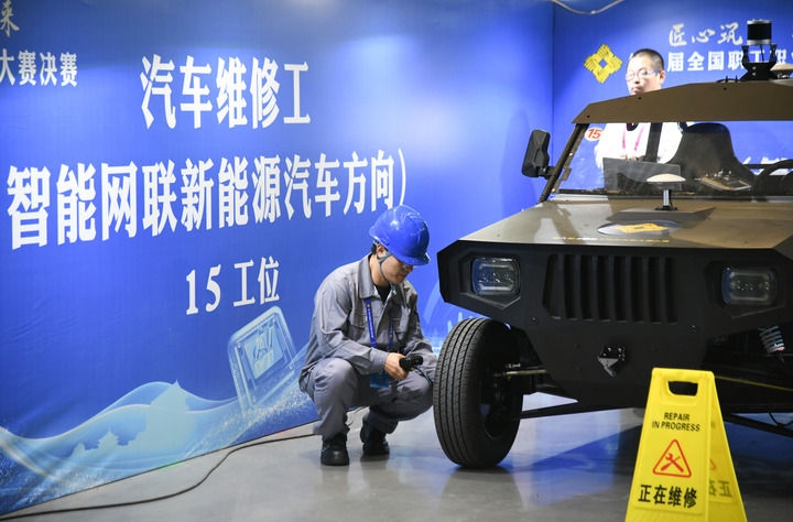 2024年9月11日，由全國(guó)總工會(huì)、人力資源和社會(huì)保障部等單位主辦的第八屆全國(guó)職工職業(yè)技能大賽決賽在陜西開(kāi)幕。這是選手在位于西安國(guó)際會(huì)展中心的比賽場(chǎng)地參加汽車(chē)維修工（智能網(wǎng)聯(lián)新能源汽車(chē)方向）工種比賽。新華社記者 張博文 攝