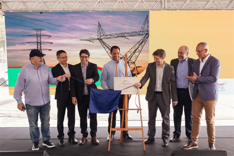 CPFL公司執(zhí)行副總裁弗拉維奧·恩里克·里貝羅（中）、CPFL輸電公司總裁李甫（左二）、南里奧格蘭德州州議員阿洛伊西奧·克拉斯曼（左一）、州長代表豪爾赫·波佐邦（右一）等出席投運儀式。 中國國家電網(wǎng)巴西電力CPFL公司供圖