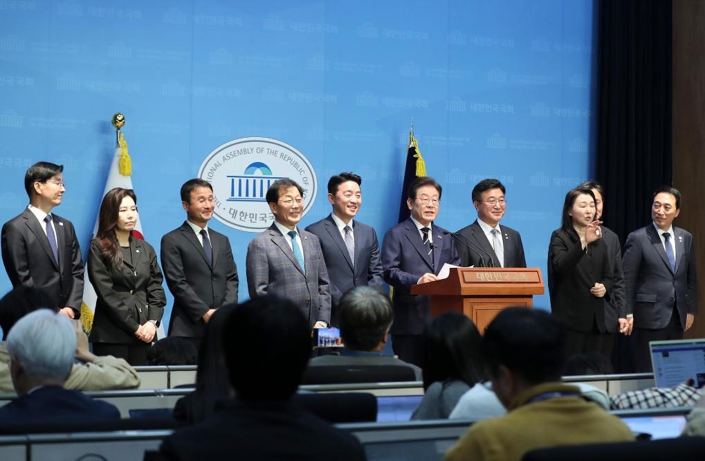 4月11日，李在明在韓國首爾舉行的新聞發(fā)布會上介紹他的總統(tǒng)競選團隊。新華社記者姚琪琳攝