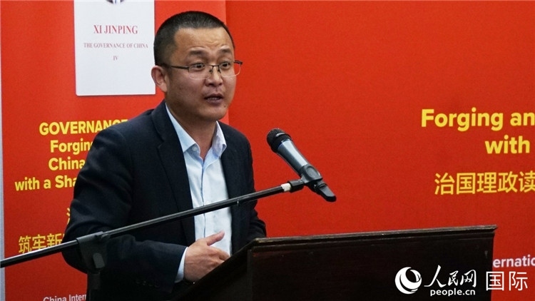 中非青年婦女協(xié)會(huì)主席、南非大學(xué)教授秦效順在讀書會(huì)上發(fā)言。人民網(wǎng) 劉暢攝