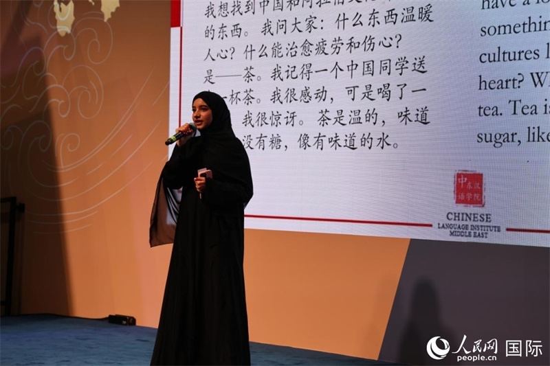 第四屆“阿聯(lián)酋眼中的中國(guó)”中文比賽上，一位阿聯(lián)酋漢語(yǔ)學(xué)習(xí)者與觀眾分享對(duì)中國(guó)茶文化的思考。人民網(wǎng)記者 張志文攝