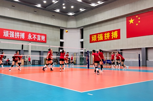 4月28日，中國女排在主教練趙勇的帶領(lǐng)下進(jìn)行訓(xùn)練。人民網(wǎng)記者 胡雪蓉攝