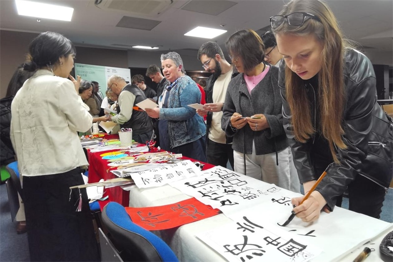 現(xiàn)場來賓體驗中國傳統(tǒng)文化。中國駐波蘭大使館供圖。