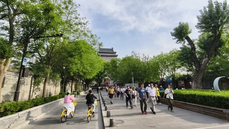 外國游客游覽北京鼓樓。人民網(wǎng)記者 李楠樺攝