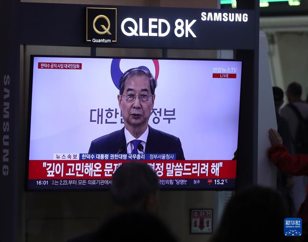 5月1日，在韓國首爾火車站，民眾觀看韓德洙辭職的新聞。新華社記者 姚琪琳 攝