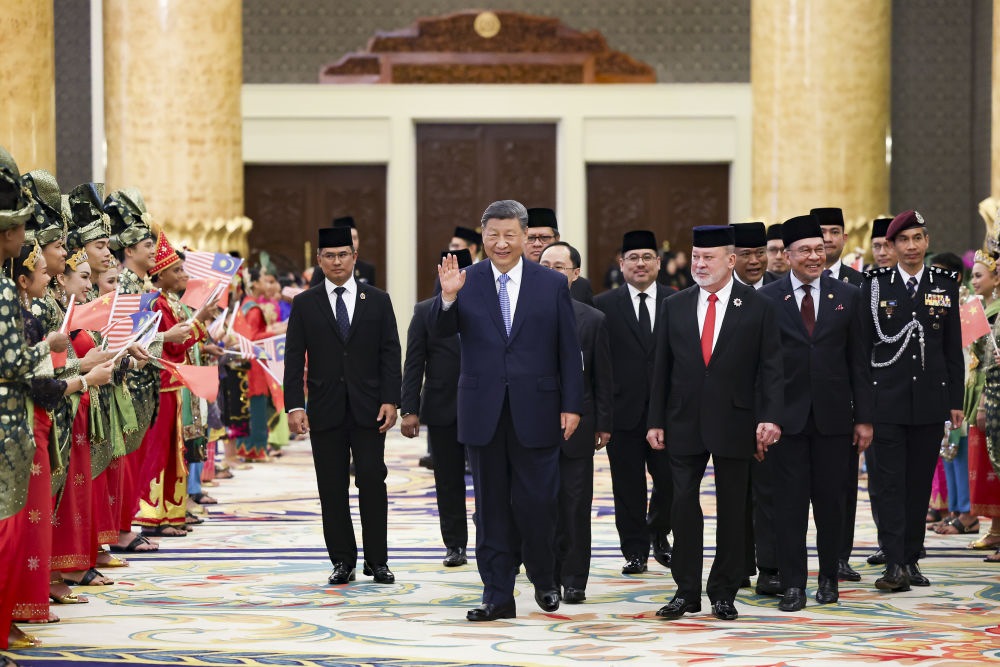 4月16日上午，馬來(lái)西亞最高元首易卜拉欣在馬來(lái)西亞國(guó)家王宮同中國(guó)國(guó)家主席習(xí)近平舉行會(huì)見(jiàn)。會(huì)見(jiàn)后，習(xí)近平出席易卜拉欣舉行的歡迎宴會(huì)。這是習(xí)近平向歡迎人群揮手致意。新華社記者 黃敬文 攝