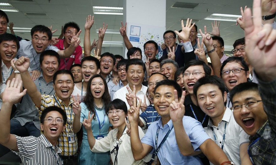 2013年8月29日，習(xí)近平總書記在東軟集團(tuán)（大連）有限公司同年輕員工親切合影。新華社記者 鞠鵬 攝