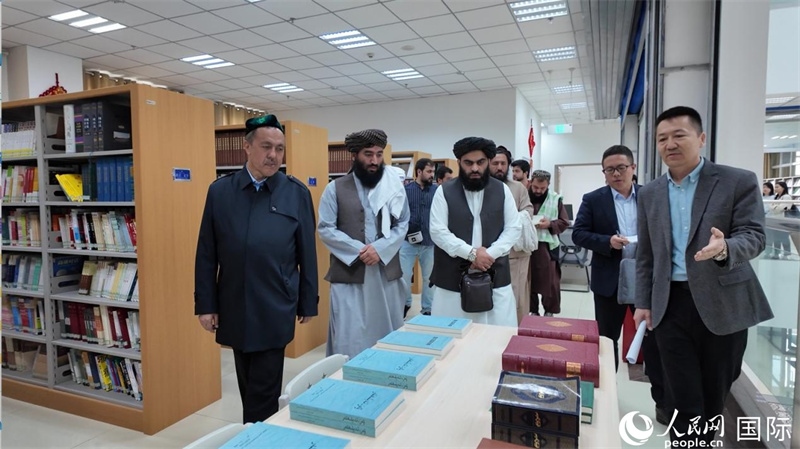 代表團(tuán)在新疆伊斯蘭教經(jīng)學(xué)院圖書(shū)館參觀。人民網(wǎng)記者 章凱風(fēng)攝