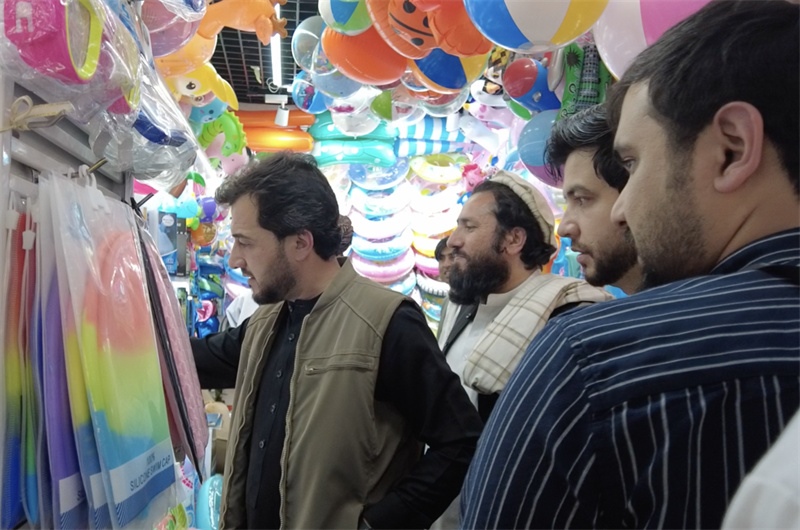 代表團(tuán)在義烏國(guó)際商貿(mào)城參觀。CGTN記者 楊剛攝