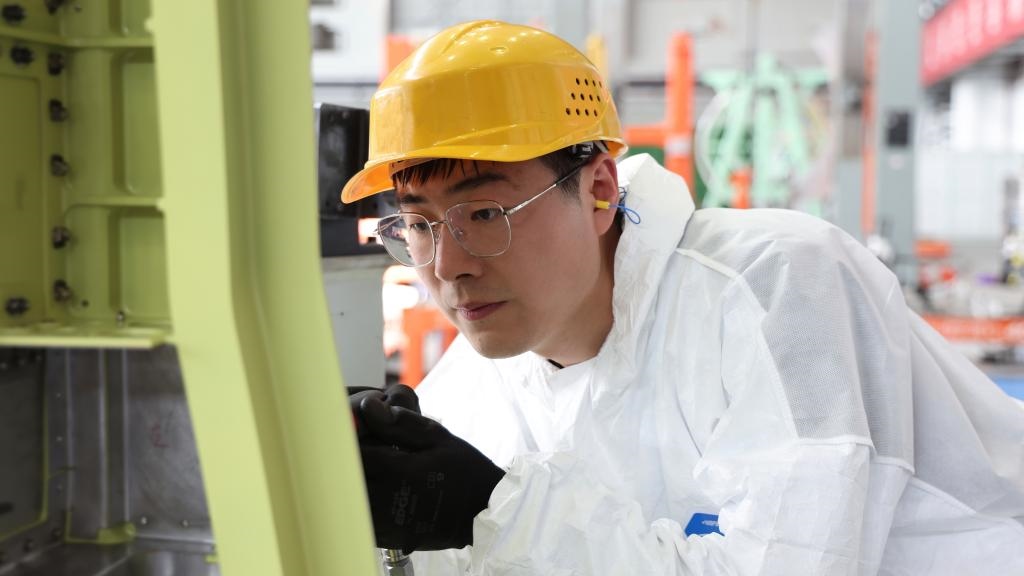 在中國航空工業(yè)集團(tuán)成飛車間內(nèi)，飛機(jī)鉚裝鉗工首席操作技師馮攀龍正在工作。（新華社發(fā)）