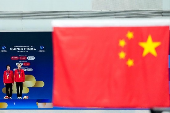 5月2日，獲得2025年跳水世界杯總決賽女子雙人10米臺冠軍的中國組合陳芋汐（右）/全紅嬋在頒獎儀式上。新華社記者 鞠煥宗 攝